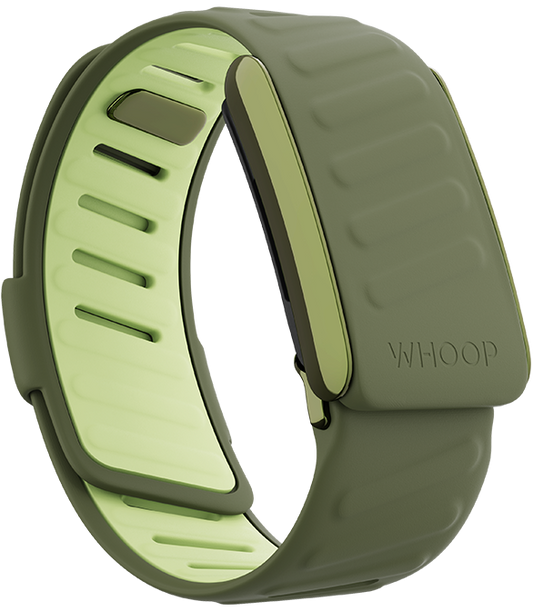 لقطة مقربة لسوار ووب سبورتفلكس Whoop SportFlex بلون أخضر زيتوني، مصمم لجهاز WHOOP® 4.0. English: Close-up of the olive green Whoop SportFlex band designed for the WHOOP® 4.0.