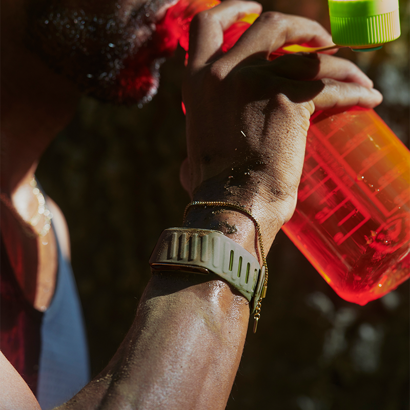 ‫ شخص يشرب الماء أثناء استخدام سوار سبورتفلكس لجهاز WHOOP® 4.0، مقاوم للعرق والماء.‬
: Person hydrating while wearing the SportFlex band for WHOOP® 4.0, sweat- and water-resistant.‬
‫‬